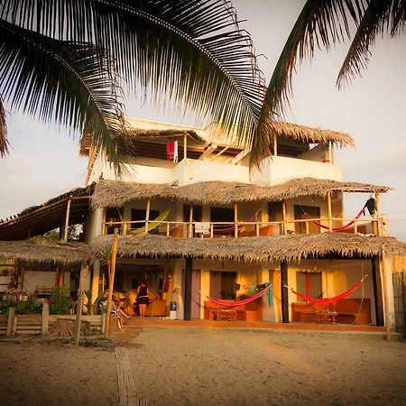 Beach Front Bungalows At The Coconut Canoa Extérieur photo
